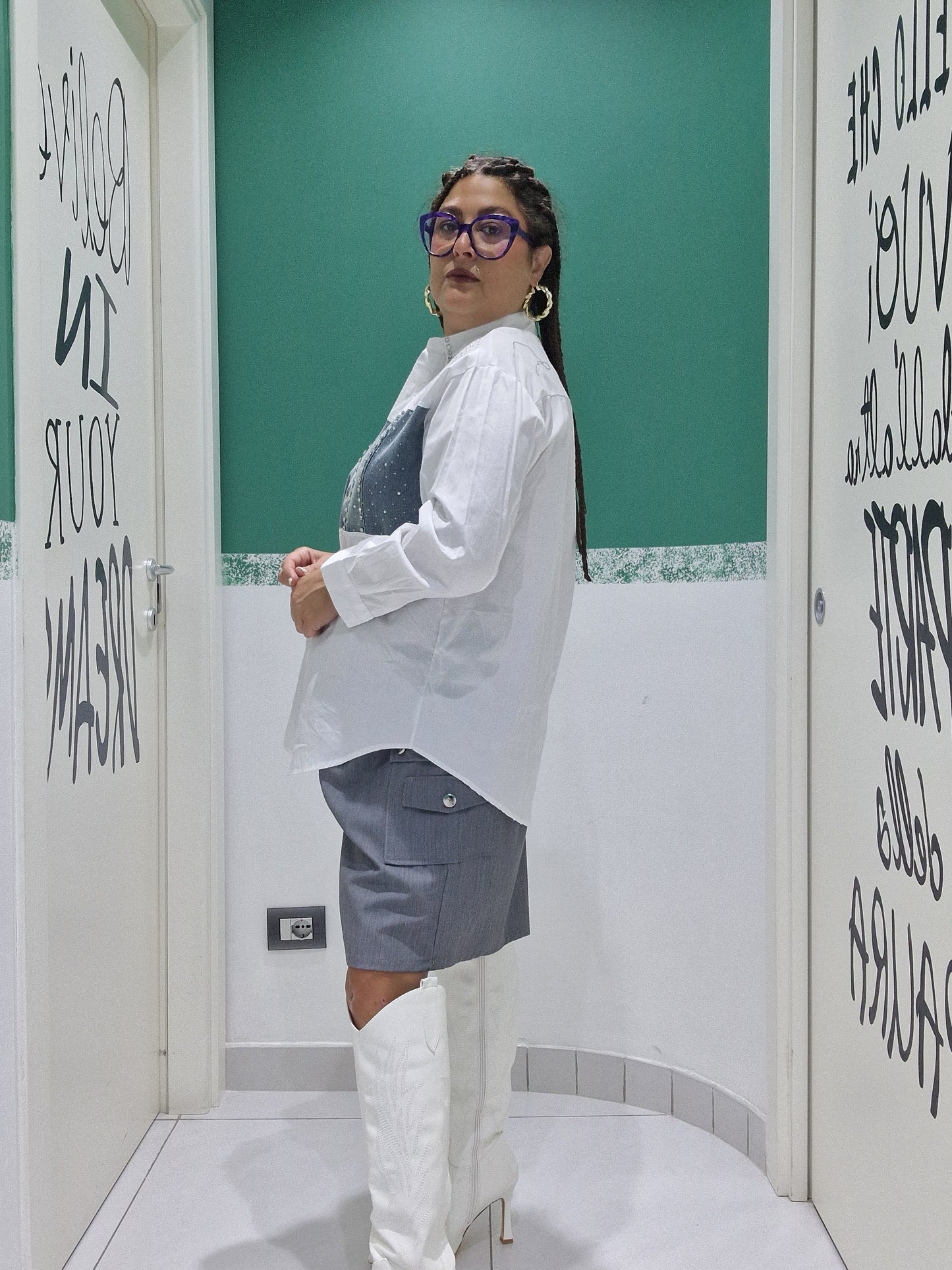 Camicia diamantini e jeans