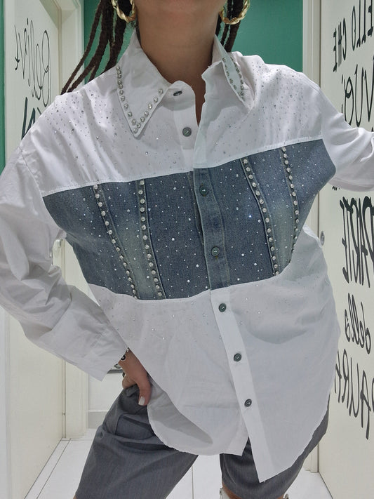 Camicia diamantini e jeans