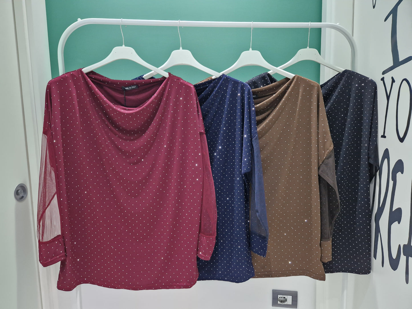Maglia brillantinata con manica in velo